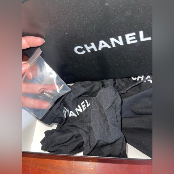 Chanel Vintage CC Black Leather Pumps - Picture 11 of 11